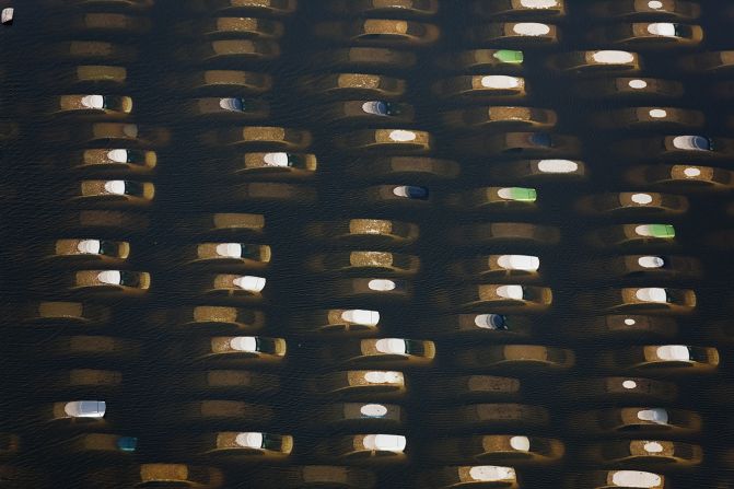 Parque Industrial de Honda inundado, noviembre del 2011, provincia de Ayutthaya, Tailandia. Ni siquiera los muros de protección contra el agua, de seis metros de altura, fueron suficientes para proteger la zona donde se encuentra la planta, desde que aumentaron las aguas turbias del río Chao Phraya (Arthus-Bertrand, Altitudes Anyway).