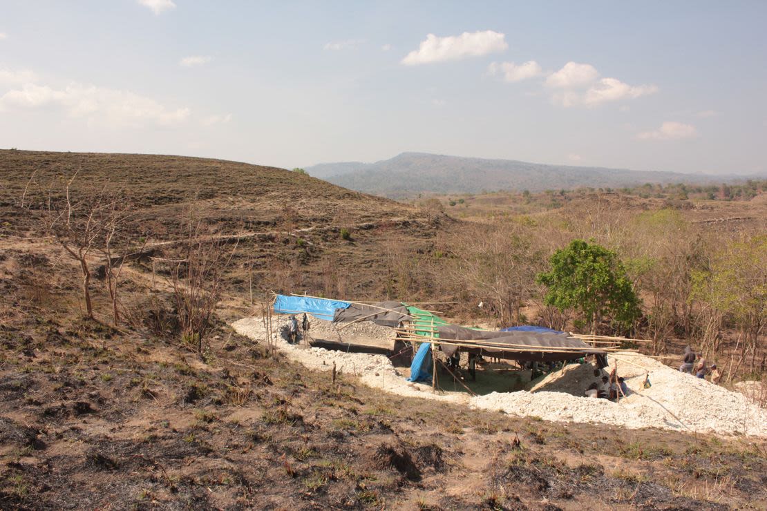 En la imagen, el lugar de excavación de Mata Menge hacia 2014 en la isla indonesia de Flores. Crédito: Gerrit van den Bergh