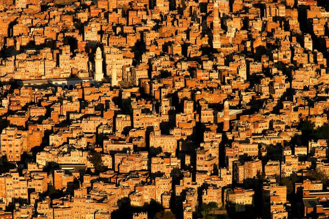 La antigua ciudad de Saná y la Mezquita de Al Khbir, Yemen. Es un laberinto de callejuelas que huelen a mirra e incienso y Yemen es uno de los productores más grandes del mundo de estos productos. Puede ser un lugar difícil para negociar a pie. Pero trabajar desde el aire también tiene sus retos (Arthus-Bertrand, Altitudes Anyway).