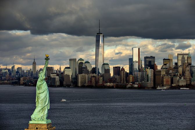 Estatua de la Libertad, Manhattan, y One World Trade Center, Nueva York, Estados Unidos. Y mucho después de que el mundo haya cambiado —con edificios que hayan caídos y hayan sido reconstruidos— las fotografías de Arthus-Bertrand permanecen como una simple y evocadora cápsula del tiempo (Arthus-Bertrand, Altitudes Anyway).