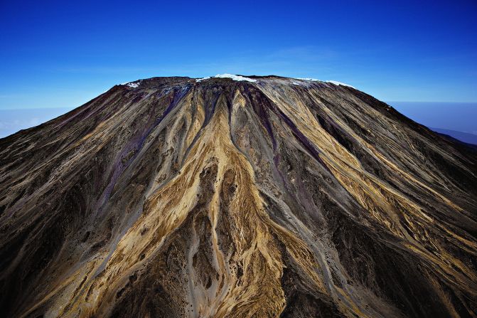 Nieve desapareciendo del Kilimanjaro, Tanzania. En esta imagen, la montaña del Kilimanjaro cubierta de nieve pareciera que solo tiene una pizca de ella (Arthus-Bertrand, Altitudes Anyway).