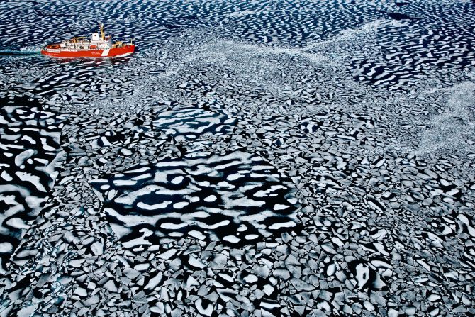 Rompehielos Louis-Saint-Laurent en Resolute Bay, Canadá. Un rompehielos está diseñado para abrir rutas marítimas. Desde 1969, el Louis-Saint-Laurent es el mayor y más antiguo de estos buques que operan en Canadá (Arthus-Bertrand, Altitudes Anyway).