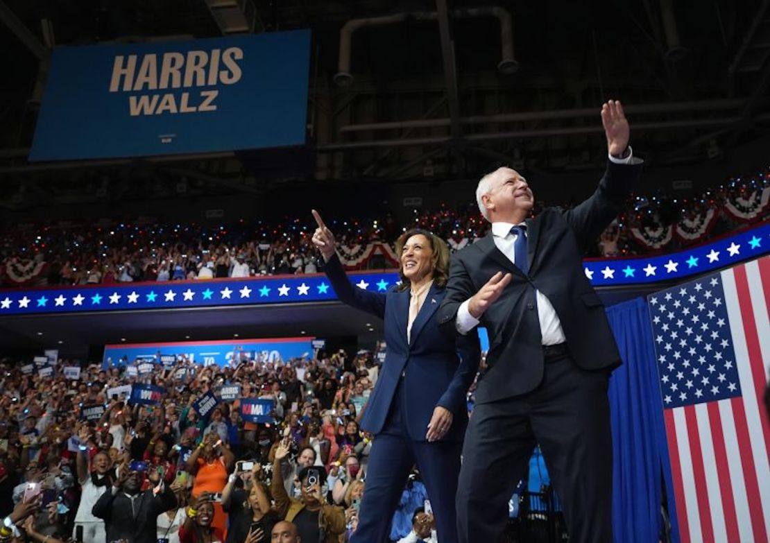 La candidata demócrata a la presidencia, la vicepresidenta Kamala Harris, y el candidato demócrata a la vicepresidencia, el gobernador de Minnesota Tim Walz, aparecen juntos en el escenario durante un acto de campaña en el Girard College el 6 de agosto de 2024, en Filadelfia, Pensilvania.