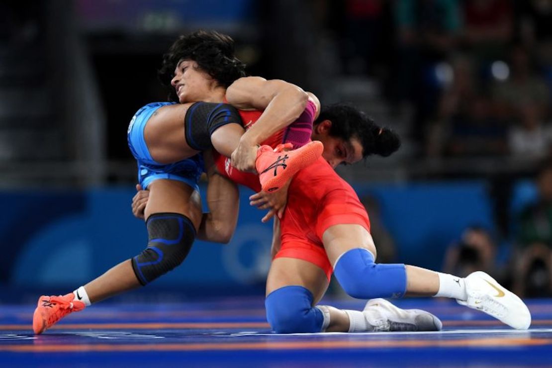 Vinesh Phogat de la India, de rojo, compite con Yusneylis Guzman Lopez de Cuba durante la semifinal de estilo libre femenino de lucha 50kg en Champs-de-Mars Arena en París el 6 de agosto de 2024.