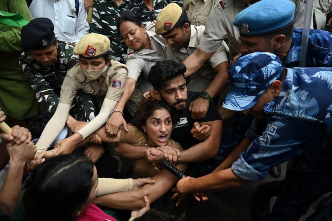 La luchadora india Vinesh Phogat es detenido por la policía durante una protesta en Nueva Delhi el 28 de mayo de 2023.