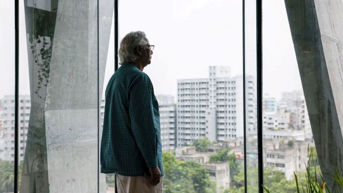 Muhammad Yunus posa para una foto durante una entrevista con Reuters en su oficina en Dhaka, Bangladés, el 4 de junio de 2024.