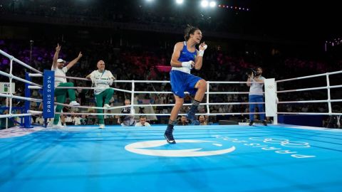 La argelina Imane Khelif celebra tras derrotar a la tailandesa Janjaem Suwannapheng en París, el 6 de agosto.
