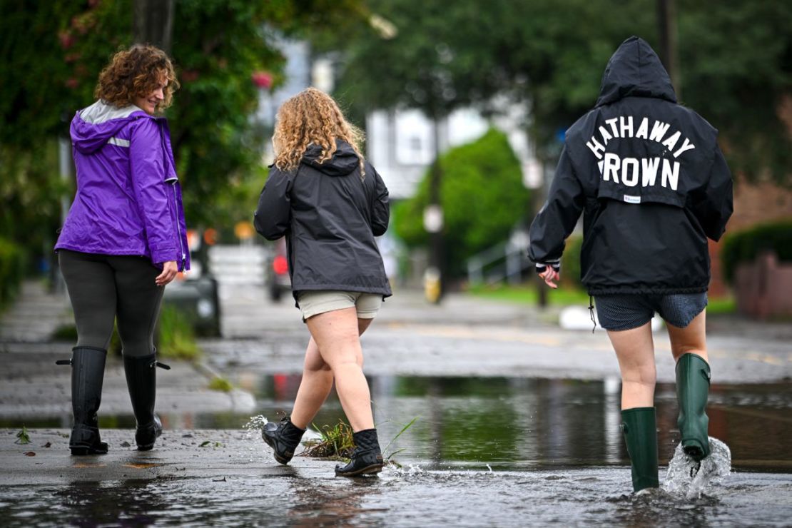 Personas caminan por una calle inundada en Charleston, Carolina del Sur, el 6 de agosto. Crédito: Miguel J. Rodriguez Carrillo/Getty Images