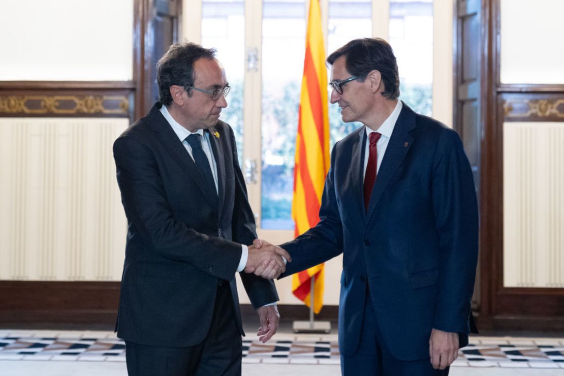 El presidente del Parlament, Josep Rull (i) y el líder del PSC, Salvador Illa (r), se saludan a su llegada a la primera reunión de la ronda de consultas, en el Parlamento de Cataluña, el 6 de agosto de 2024, en Barcelona, ​​Cataluña, España.