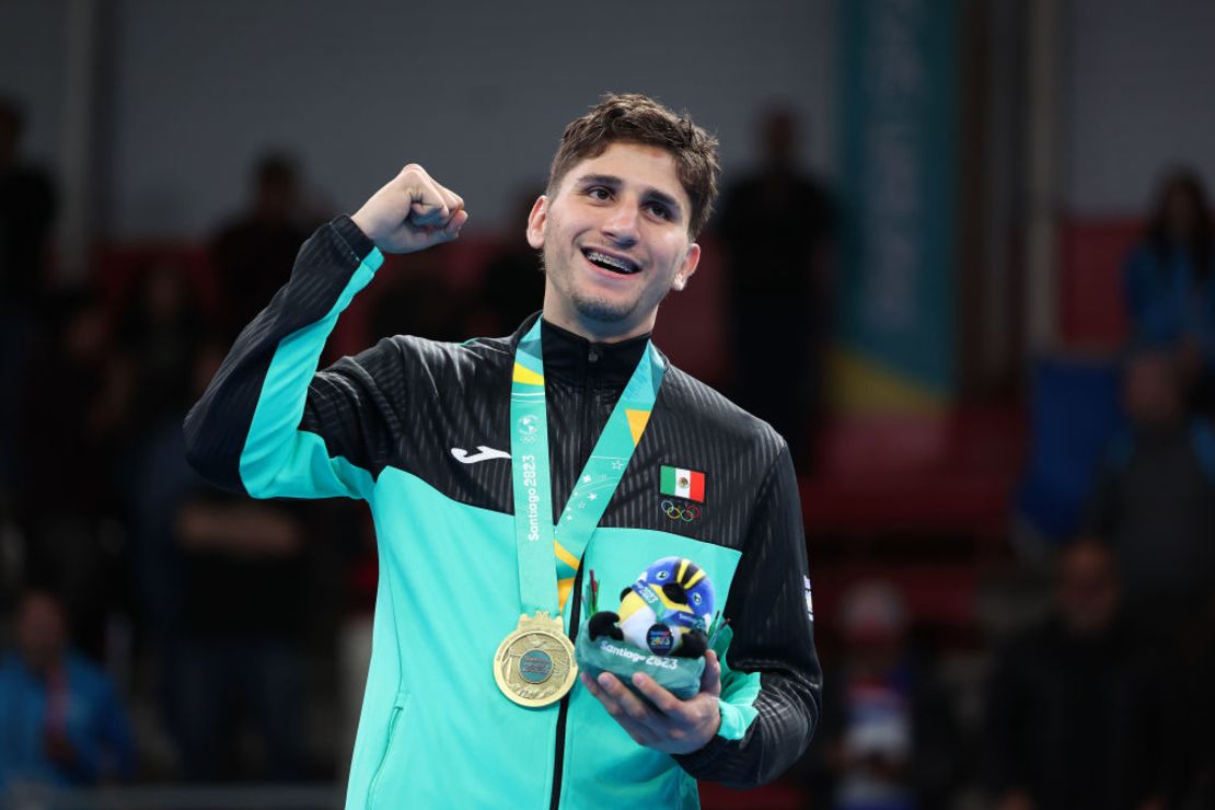 Marco Verde se colgó la medalla de oro en los Juegos Panamericanos Santiago 2023. Crédito: Al Bello/Getty Images