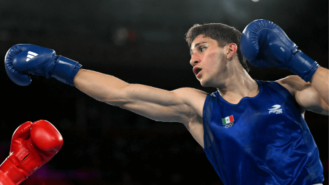 El mexicano Marco Alonso Verde Álvarez reacciona después de vencer al británico Lewis Richardson en la semifinal masculina de boxeo de 71 kg durante los Juegos Olímpicos de París 2024 en el estadio Roland-Garros, en París, el 6 de agosto de 2024.
