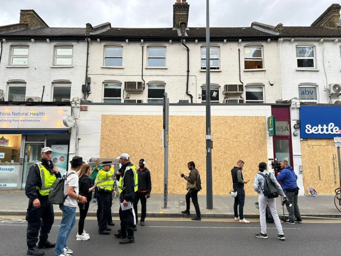 Los negocios de Walthamstow cerraron sus puertas este miércoles por la mañana, en preparación para las protestas de extrema derecha planeadas. Crédito: Rob Picheta/CNN.