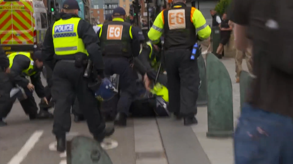 La policía responde a los enfrentamientos entre manifestantes de extrema derecha y contramanifestantes en Sheffield, el 7 de agosto de 2024.