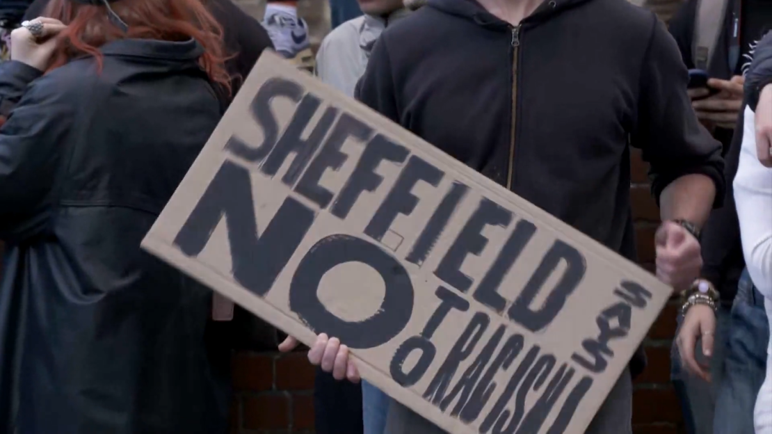 Los antirracistas realizan una contraprotesta donde se esperaba una manifestación de extrema derecha en Sheffield, el 7 de agosto de 2024.