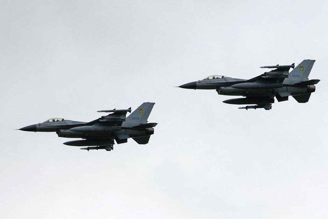 Se aprecian cazas F-16 ucranianos en el aire durante la celebración del Día de las Fuerzas Aéreas Ucranianas, en un lugar no revelado de Ucrania, el 4 de agosto de 2024.