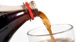 La nueva regulación prohibirá la publicidad de productos con alto contenido de azúcar, como los refrescos. Dan Kitwood/Europa/Getty Images