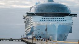 Los pasajeros abandonan el Icon of the Seas de Royal Caribbean, el crucero más grande del mundo, después de llegar al puerto de cruceros de Costa Maya el 6 de febrero de 2024. Paola Chiomante/Reuters.