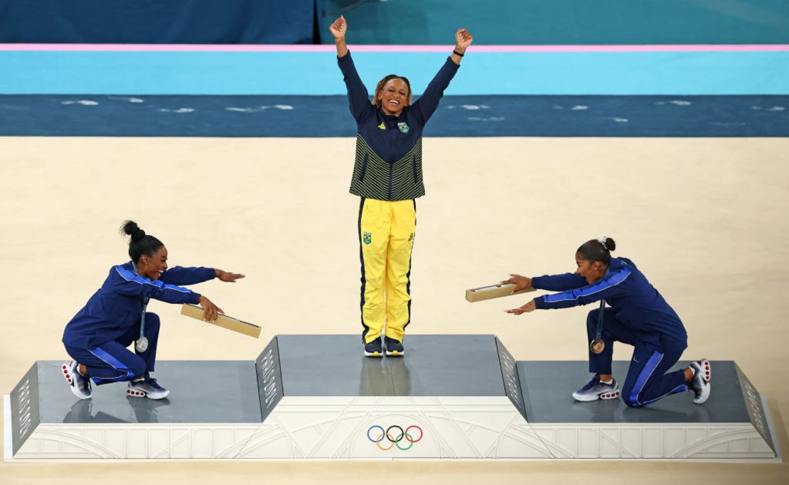 La medallista de oro Rebeca Andrade de Brasil, la medallista de plata Simone Biles de Estados Unidos y la medallista de bronce Jordan Chiles de Estados Unidos celebran en el podio en la Ceremonia de Medallas del ejercicio de suelo femenino de gimnasia artística en el décimo día de los Juegos Olímpicos de París 2024 en Bercy Arena el 5 de agosto 2024 en París, Francia. Crédito: Elsa/Getty Images