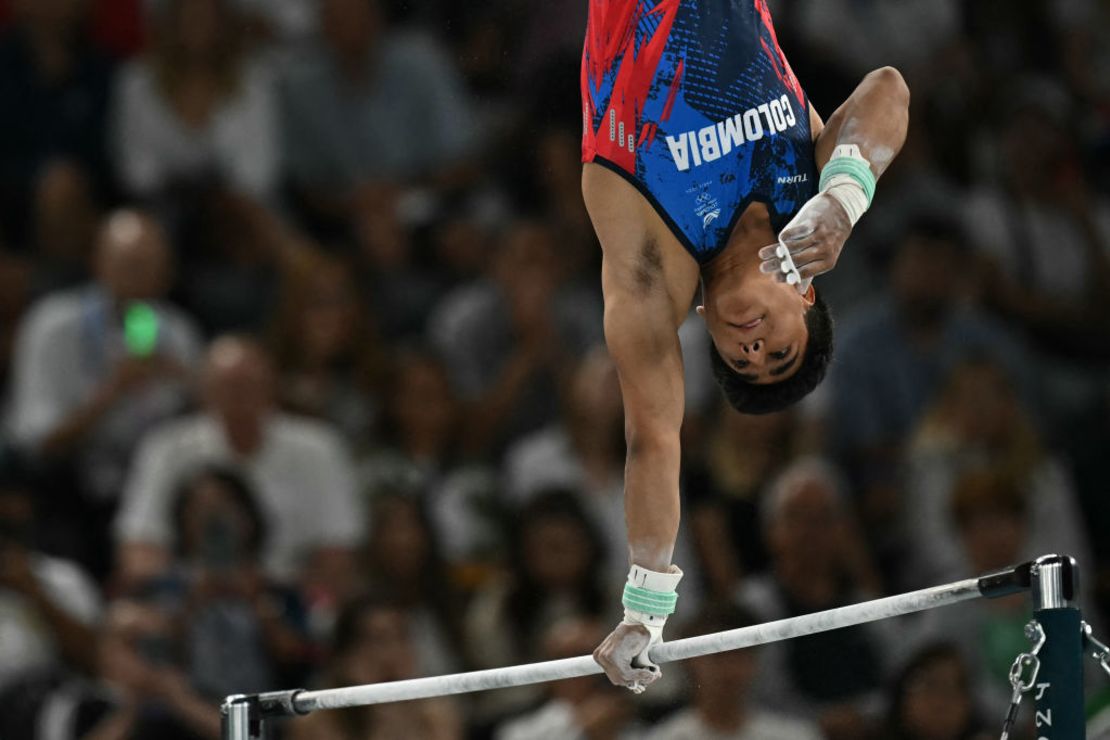 El colombiano Ángel Barajas compite en la final de barra horizontal masculina de gimnasia artística durante los Juegos Olímpicos de París 2024 en el Bercy Arena de París, el 5 de agosto de 2024. Crédito: PAUL ELLIS/AFP/Getty Images