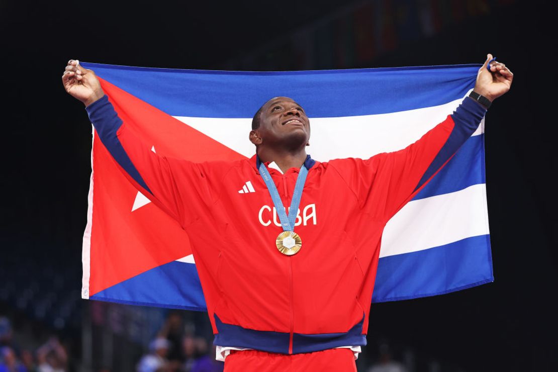 El medallista de oro Mijain López Núñez de Cuba celebra con la bandera de su país y su quinta medalla de oro olímpica en el podio tras la ceremonia de medallas de lucha grecorromana masculina 130kg en el undécimo día de los Juegos Olímpicos de París 2024 en Champs-de-Mars Arena el 6 de agosto 2024 en París, Francia. Crédito: Sarah Stier/Getty Images