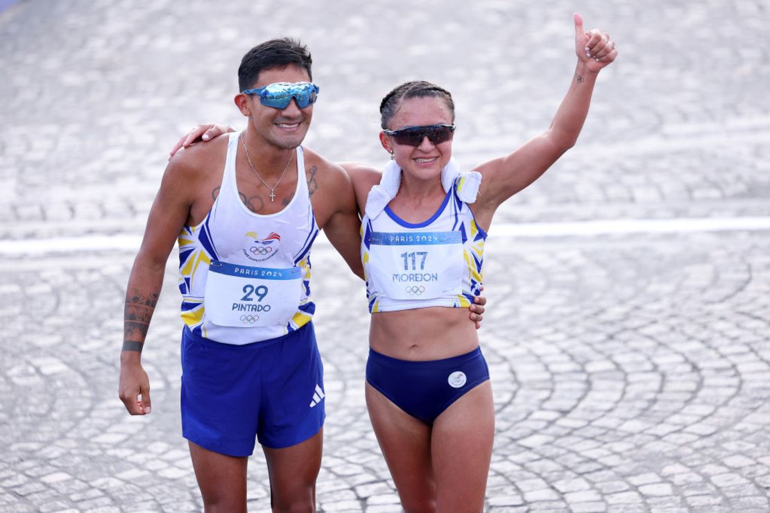 Brian Daniel Pintado y Glenda Morejon de Ecuador celebran después de cruzar la línea de meta durante la carrera de maratón mixta de relevos a pie en el duodécimo día de los Juegos Olímpicos de París 2024 en el Stade de France el 7 de agosto 2024 en París, Francia. Crédito: Luke Hales/Getty Images