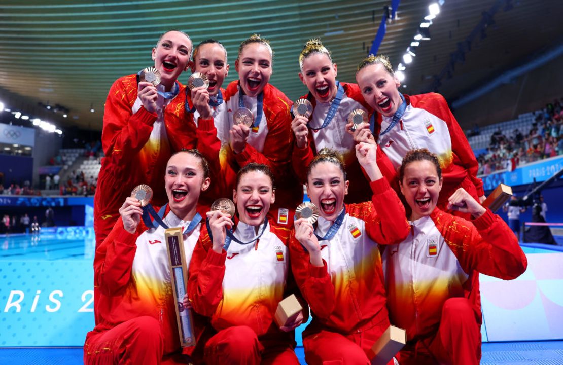 Medallistas de bronce de España posan tras la ceremonia de entrega de medallas de Natación Artística después de la rutina acrobática por equipos en el duodécimo día de los Juegos Olímpicos de París 2024 en el Centro Acuático el 7 de agosto de 2024 en París, Francia. Crédito: Maddie Meyer/Getty Images