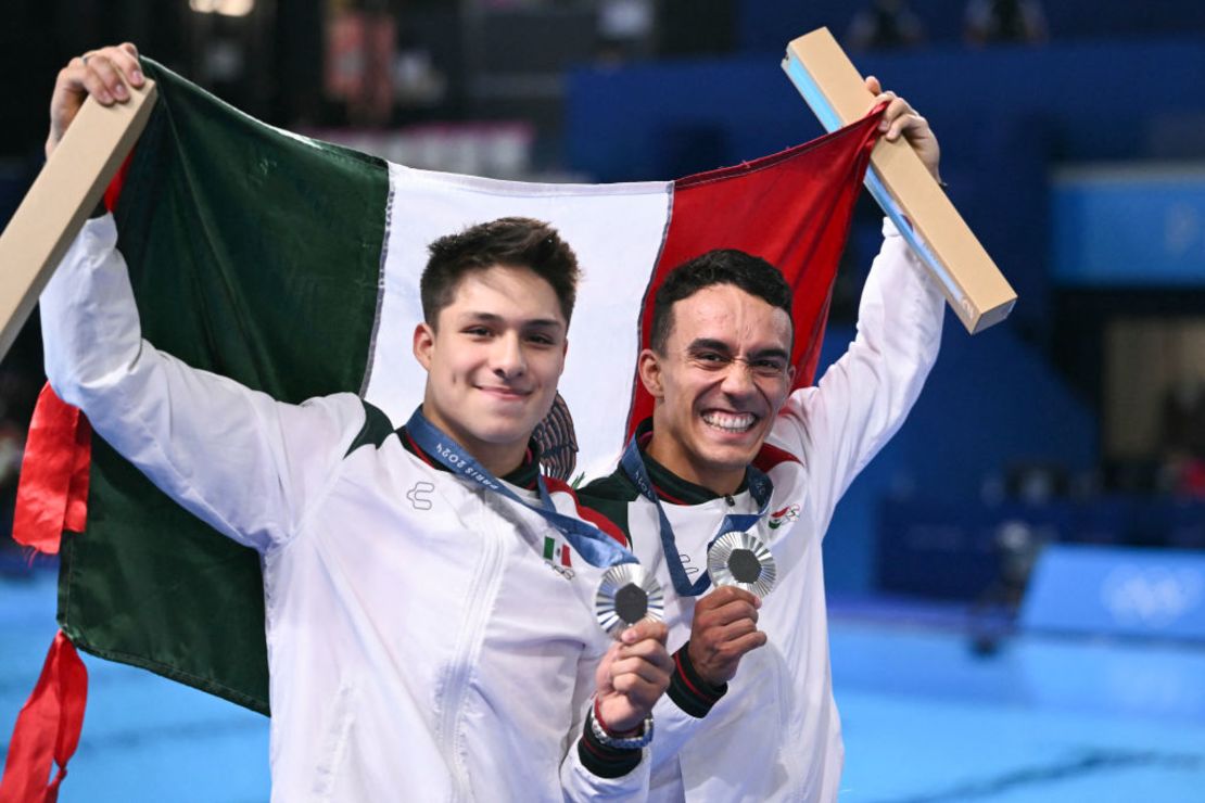 Los medallistas de plata mexicanos Juan Manuel Celaya Hernández y Osmar Olvera Ibarra posan con sus medallas tras la final masculina sincronizada de trampolín de 3 metros en los Juegos Olímpicos de París 2024 en el Centro Acuático de Saint-Denis, al norte de París, el 2 de agosto de 2024. Crédito: SEBASTIEN BOZON/AFP/Getty Images