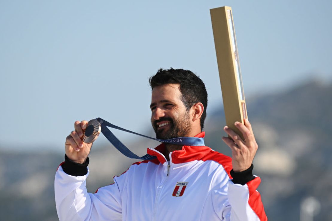 El medallista de bronce Stefano Peschiera de Perú celebra en la ceremonia de entrega de medallas para el Dinghy Masculino en el día doce de los Juegos Olímpicos de París 2024 en la Marina de Marsella el 7 de agosto de 2024 en Marsella, Francia. Crédito: Clive Mason/Getty Images