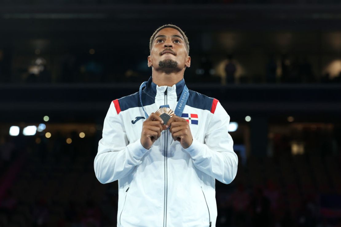 El medallista de bronce Yunior Alcántara Reyes de República Dominicana posa en el podio durante la ceremonia de entrega de medallas de Boxeo Masculino 51kg en el día trece de los Juegos Olímpicos de París 2024 en Roland Garros el 8 de agosto de 2024 en París, Francia. Crédito: Richard Pelham/Getty Images