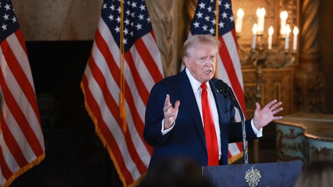 El candidato presidencial republicano, el expresidente Donald Trump, habla durante una rueda de prensa en su finca Mar-a-Lago el 8 de agosto de 2024, en Palm Beach, Florida.