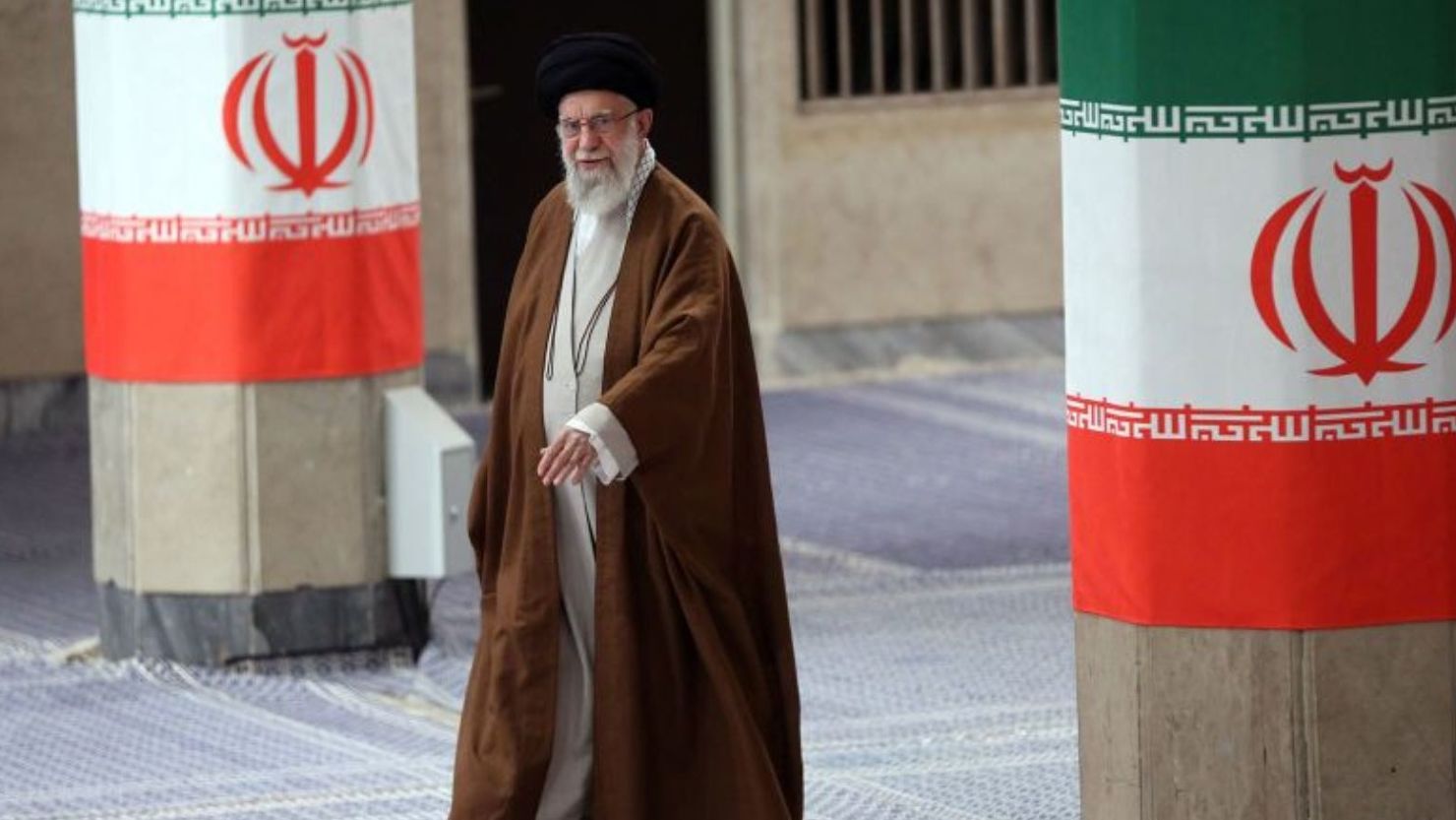 El líder supremo de Irán, Ali Jamenei, llega para votar en la segunda ronda de las elecciones del Parlamento y la Asamblea de Expertos en Teherán, Irán, el 10 de mayo de 2024.