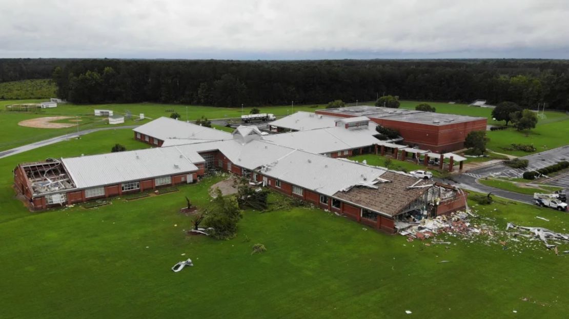 Un tornado atravesó la Escuela Secundaria Springfield en Lucama, Carolina del Norte, el jueves.