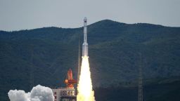 Un cohete Long March-6 modificado que transporta 18 satélites Qianfen despega del Centro de Lanzamiento de Satélites de Taiyuan, en la provincia china de Shanxi, el 6 de agosto.