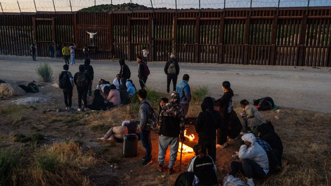 La campaña de Trump está utilizando las políticas de inmigración del gobernador de Minnesota, Tim Walz, para atacar a la vicepresidenta Kamala Harris, quien nombró a Walz como su compañero de fórmula.