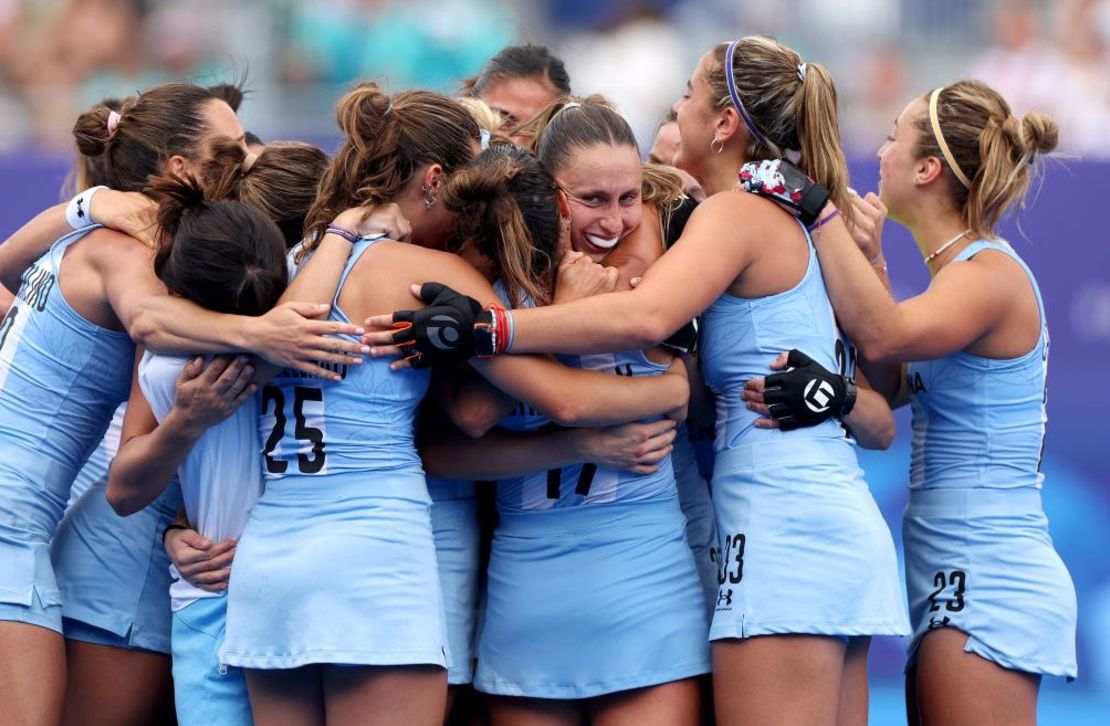 El equipo argentino celebra la victoria en el partido por la medalla de bronce femenina entre Argentina y Bélgica el día 14 de los Juegos Olímpicos París 2024 en el Stade Yves Du Manoir, el 9 de agosto en París, Francia.