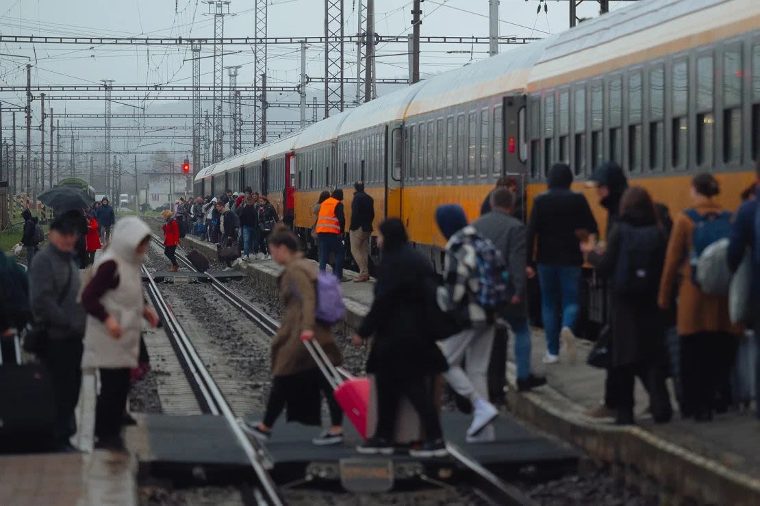 La compañía checa Regiojet ofrece un puñado de servicios de trenes nocturnos que conectan con ciudades de Chequia, Eslovaquia y Ucrania.