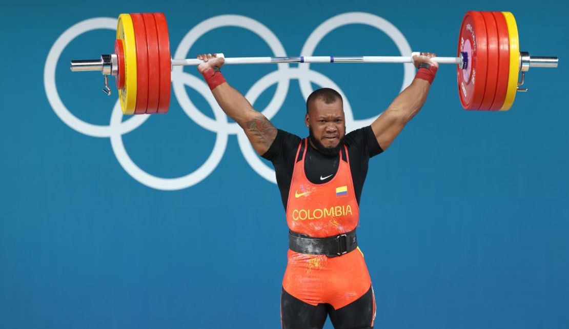 Yeison López del equipo Colombia realiza un envión durante los 89 kg de levantamiento de pesas masculino en el día catorce de los Juegos Olímpicos París 2024 en el South Paris Arena el 9 de agosto de 2024 en París, Francia.