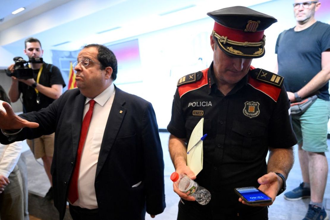 El consejero de Interior catalán, Joan Ignasi Elena (izq.), y el comisario jefe de los Mossos d'Esquadra, Eduard Sallent, en una rueda de prensa tras la detención de dos agentes sospechosos de haber ayudado a escapar al líder catalán Carles Puigdemont, en Barcelona el 9 de agosto de 2024.