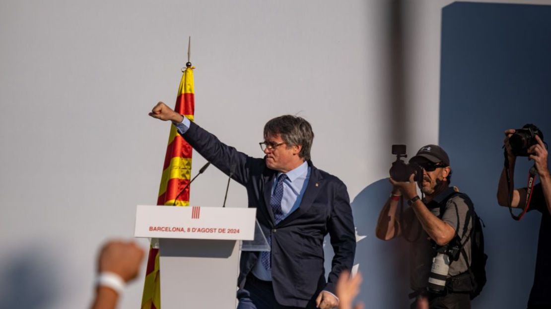 El expresidente de la Generalitat de Cataluña Carles Puigdemont desafiando la orden de detención en su contra, el 8 de agosto de 2024