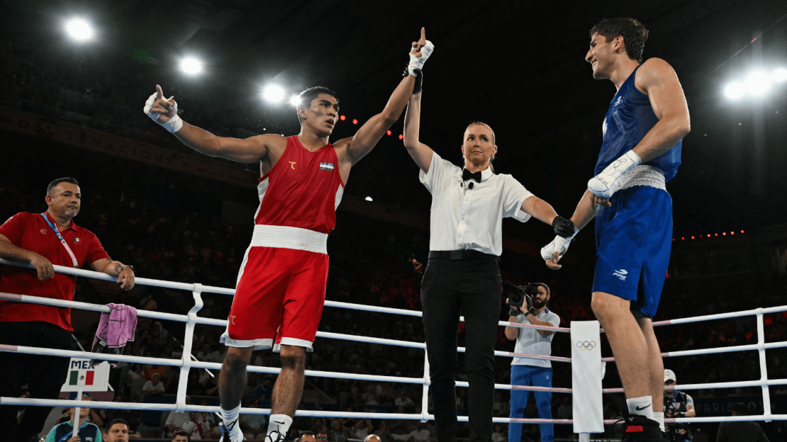 Asadkhuja Muydinkhujaev, de Uzbekistán, reacciona después de vencer al mexicano Marco Alonso Verde Álvarez en la final masculina de boxeo de 71 kg durante los Juegos Olímpicos de París 2024 en el estadio Roland-Garros, en París, el 9 de agosto de 2024.