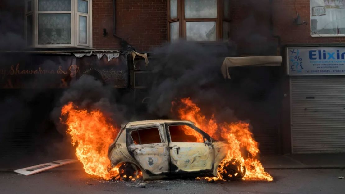 Un coche se quema en Parliament Road en Middlesborough después de que fuera incendiado por activistas de extrema derecha el fin de semana pasado.