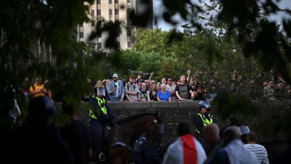 Manifestantes contra el racismo hacen gestos a las personas que se habían reunido para una manifestación de extrema derecha en Bristol.