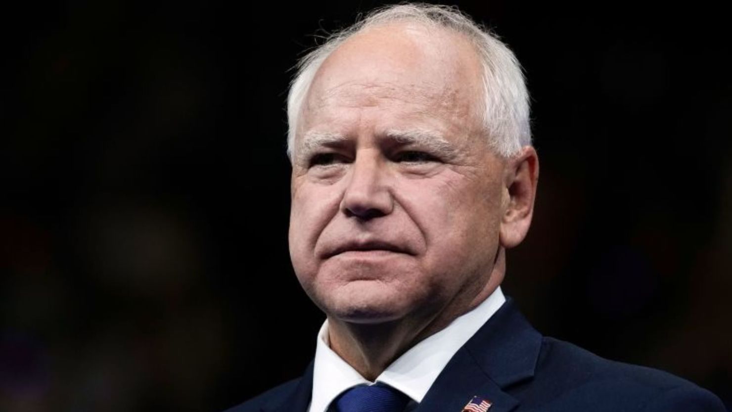 El gobernador de Minnesota, Tim Walz, asiste a un mitin de campaña en Filadelfia el 6 de agosto.