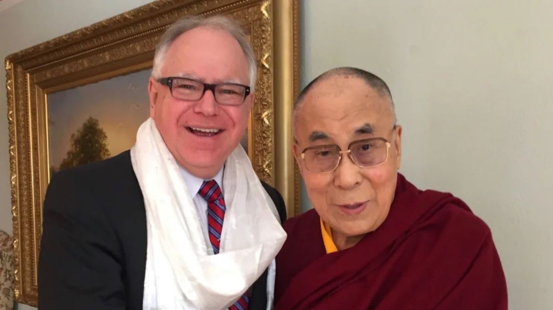 Tim Walz posa para una foto con Dalai Lama en 2016. )