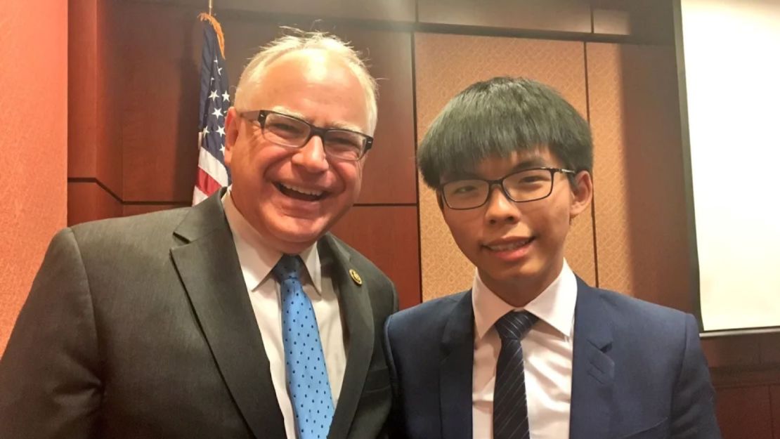 Tim Walz posa para una foto con el activista pro-democracia de Hong Kong, Joshua Wang, que ahora está encarcelado. )