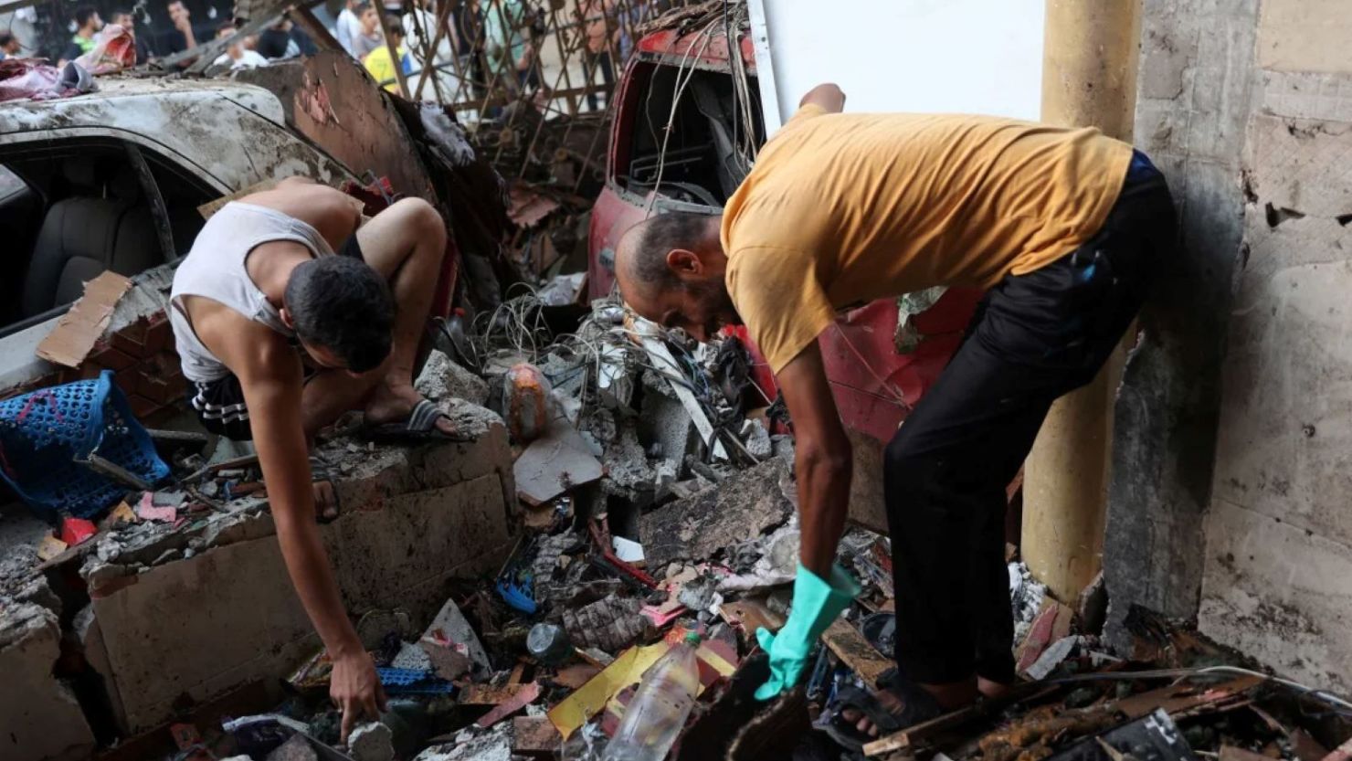 Personas revisan los escombros dentro de una escuela en Gaza golpeada por las Fuerzas de Defensa de Israel.