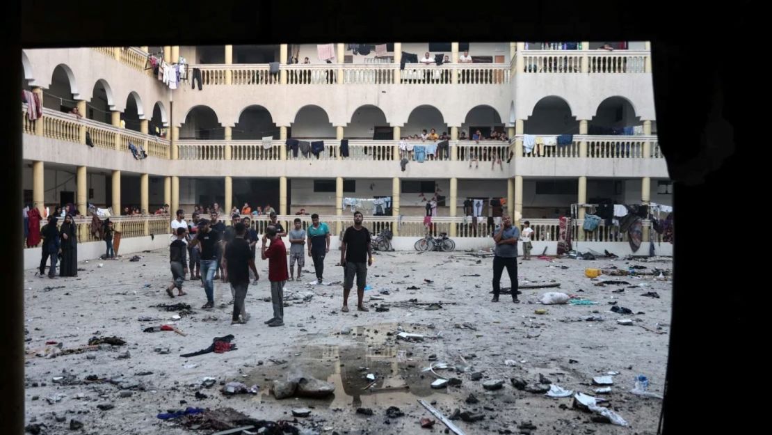 Palestinos desplazados se reúnen en el patio de una escuela afectada por un ataque israelí en Ciudad de Gaza el 10 de agosto de 2024.