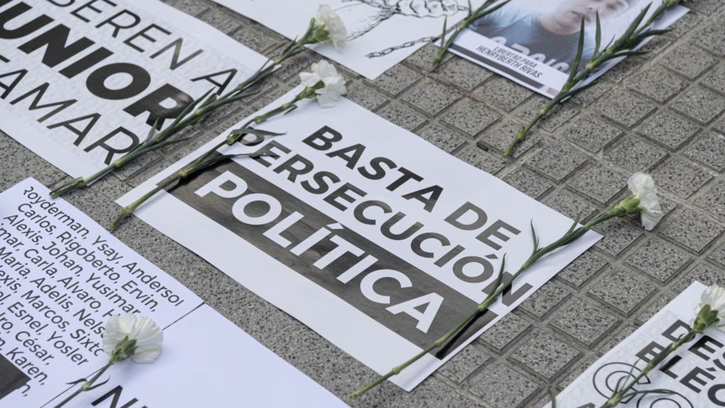 La gente se reúne durante una vigilia organizada por la oposición para orar por la liberación de los presos políticos y los más de mil jóvenes arrestados desde las elecciones en una plaza pública en el este de Caracas, Venezuela, el 8 de agosto de 2024.