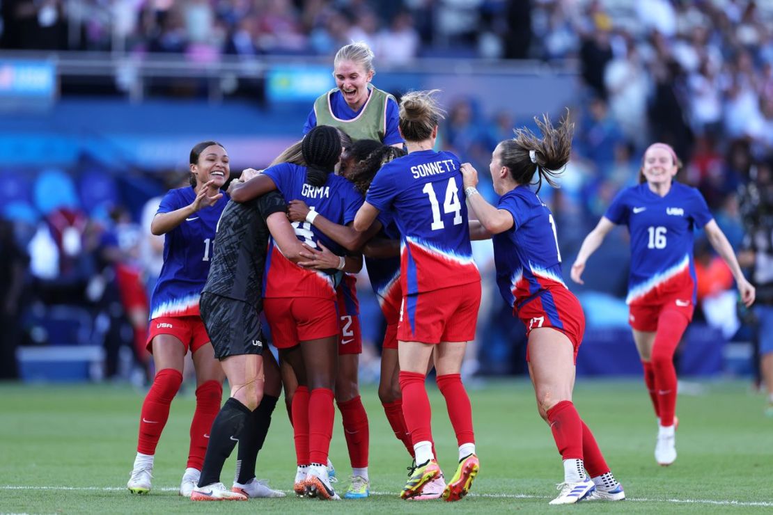 Las jugadoras estadounidenses celebran la victoria sobre Brasil en el partido por la medalla de oro femenina el 10 de agosto.