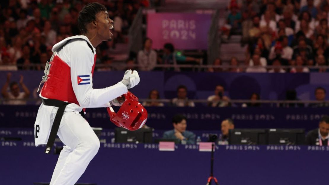 Rafael Alba de Cuba celebra después de ganar contra Ivan Sapina de Croacia en la pelea por la medalla de bronce de +80 kg de taekwondo masculino de los Juegos Olímpicos de París 2024 en el Grand Palais de París el 10 de agosto de 2024.